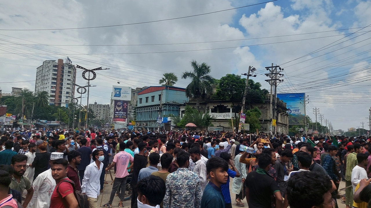 নারায়ণগঞ্জে সড়ক অবরোধ করে বিক্ষোভ। ছবি : কালবেলা