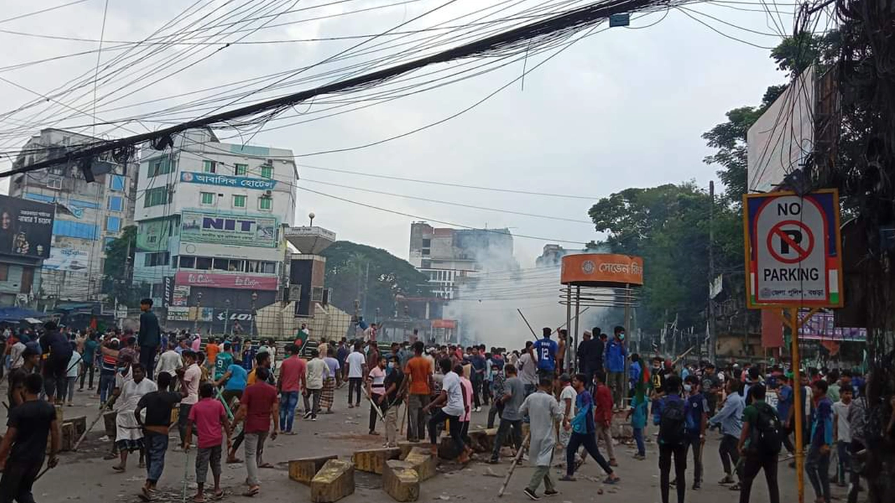 বগুড়ার সাতমাথায় অবস্থান নিয়েছেন আন্দোলনকারীরা। ছবি : কালবেলা