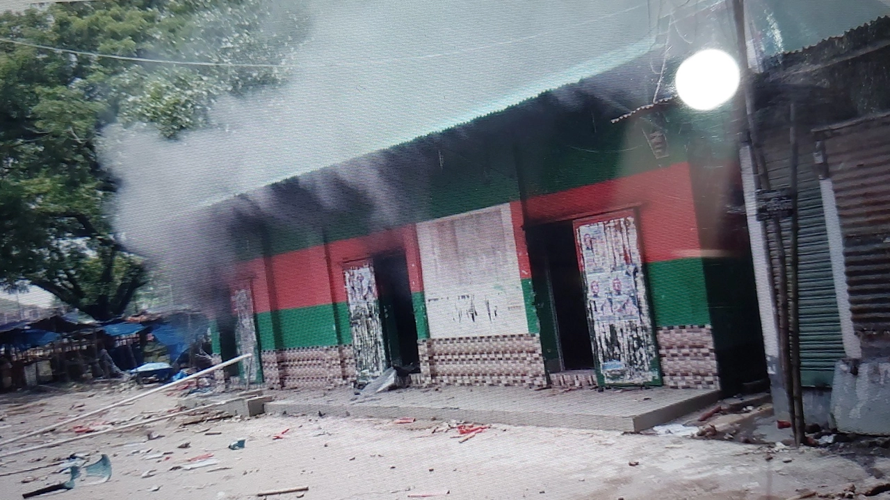 জয়পুরহাট জেলা আওয়ামী লীগ দলীয় কার্যালয় ভাঙচুর ও অগ্নিসংযোগ। ছবি : কালবেলা