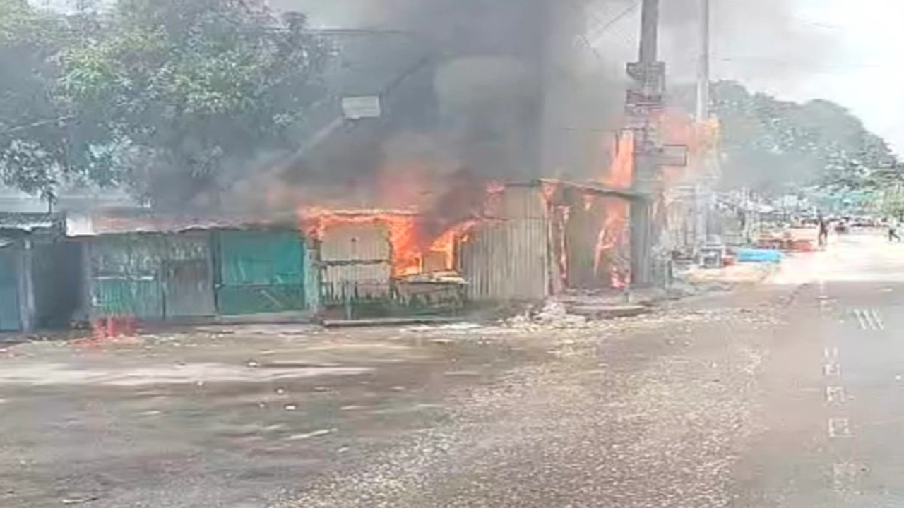 রাজশাহীতে অসহযোগ আন্দোলনের প্রথম দিনে বিভিন্ন স্থাপনায় আগুন। ছবি : কালবেলা