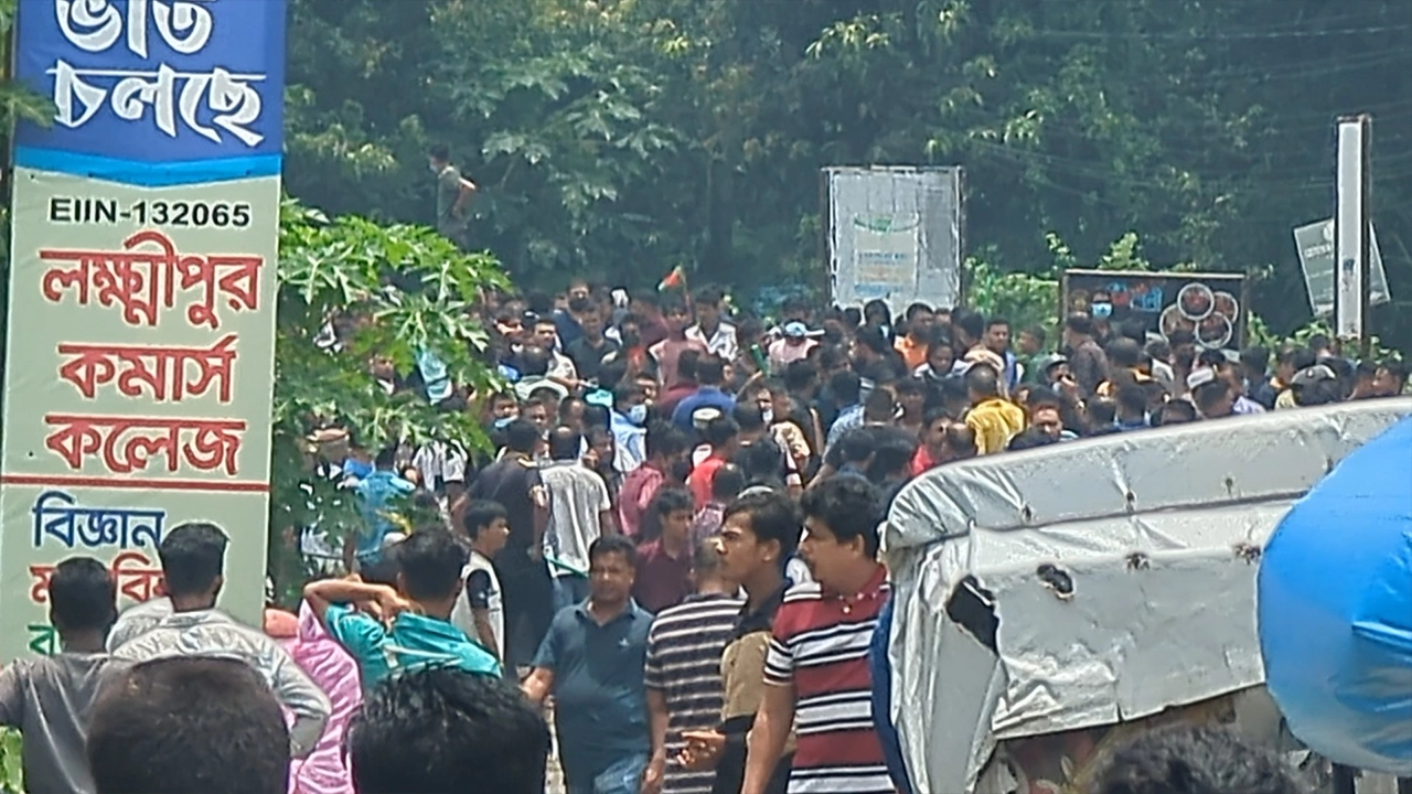 লক্ষ্মীপুরে সংঘর্ষ চলাকালীন একটি খণ্ড চিত্র। ছবি : কালবেলা