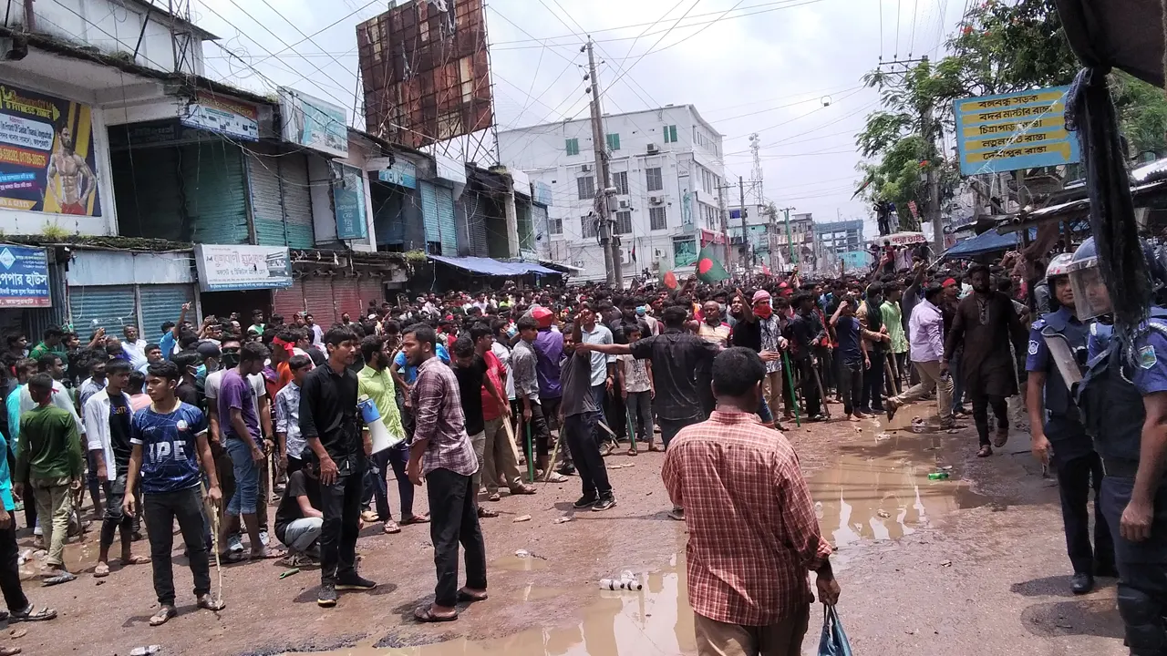 দিনাজপুর শহরের একটি সড়কে আন্দোলনকারীদের অবস্থান। ছবি : কালবেলা