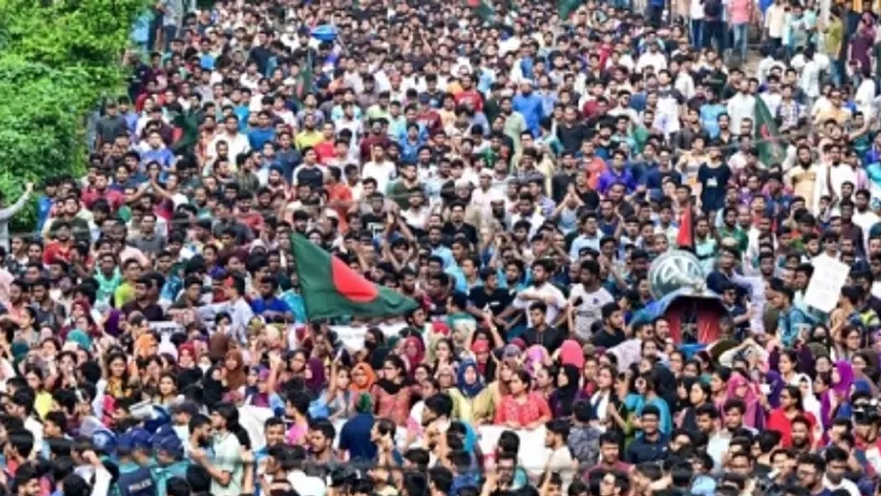 রাজপথে আন্দোলনকারীরা। ছবি : সংগৃহীত