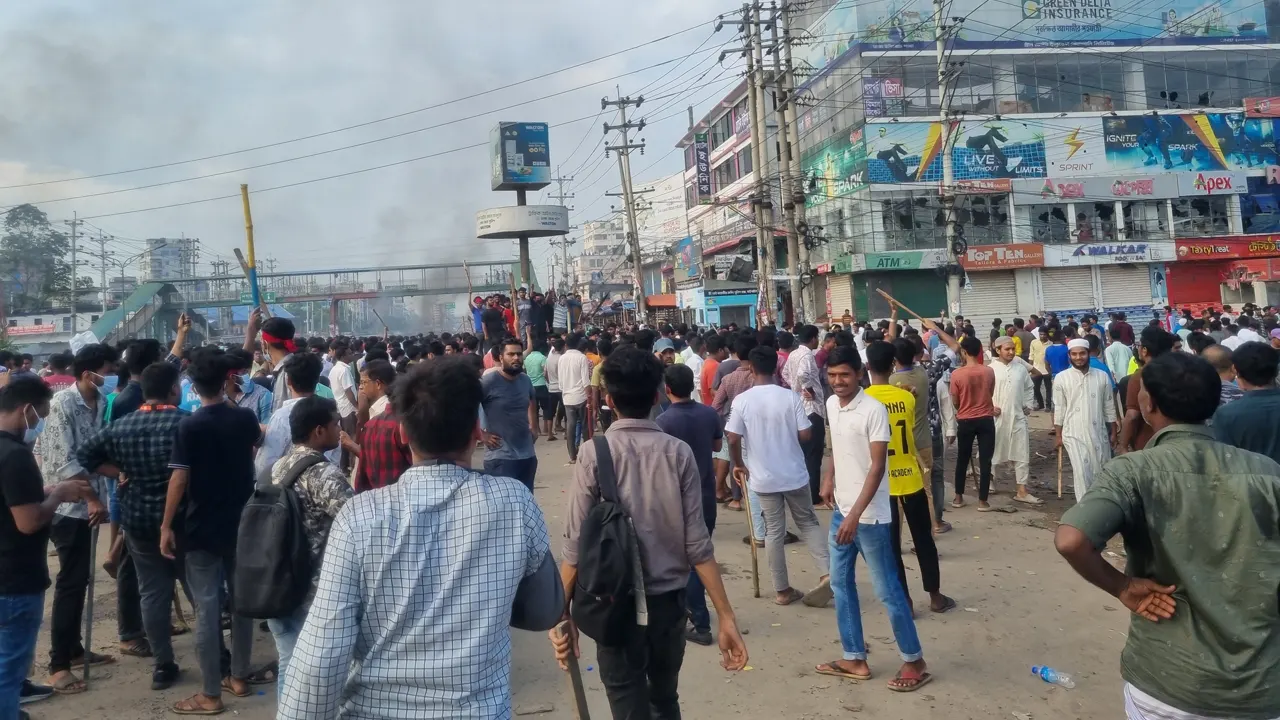 সড়কে আন্দোলনকারীদের অবস্থান। ছবি : কালবেলা