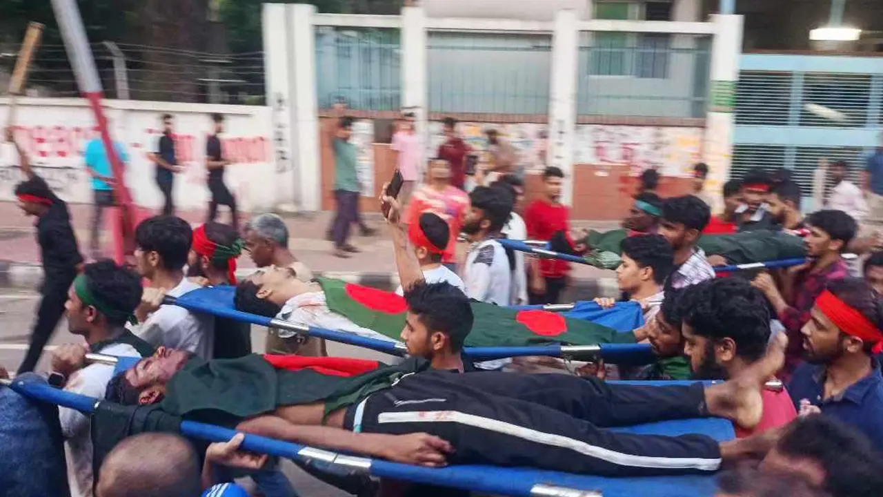 ঢাকা বিশ্ববিদ্যালয়ে লাশ নিয়ে মিছিল করেছে শিক্ষার্থীরা। ছবি : কালবেলা