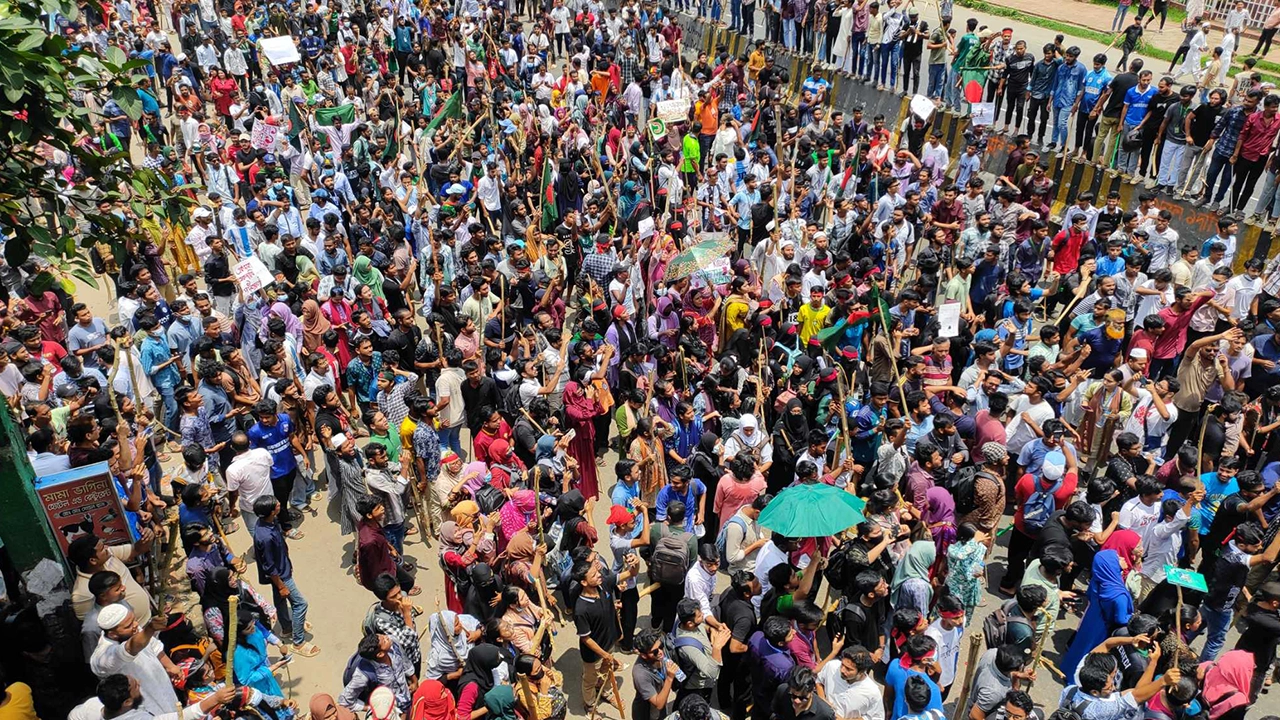 জাহাঙ্গীরনগর বিশ্ববিদ্যালয়ে (জাবি) ক্যাম্পাস সংলগ্ন ঢাকা-আরিচা মহাসড়ক অবরোধ করে বিক্ষোভ। ছবি : কালবেলা
