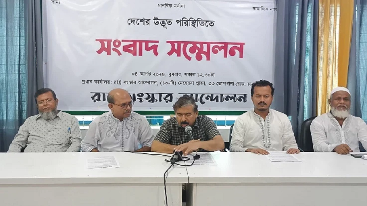 রাজধানীর তোপখানা রোডের কেন্দ্রীয় কার্যালয়ে ক্ষমতা হস্তান্তরের রূপরেখা দেন রাষ্ট্র সংস্কার আন্দোলনের প্রধান সমন্বয়ক হাসনাত কাইয়ূম। ছবি : কালবেলা