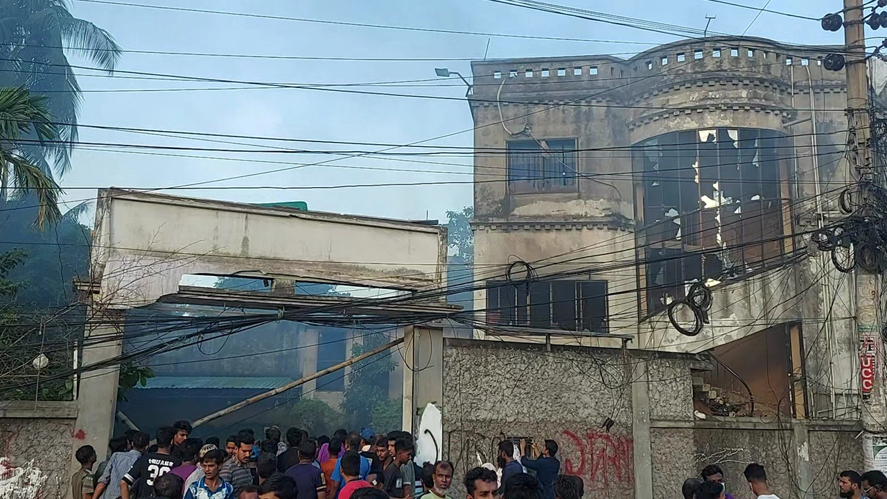 নারায়ণগঞ্জে সংঘর্ষে ভাঙচুর। ছবি : কালবেলা