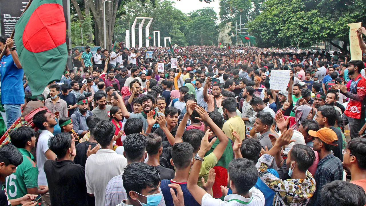 বৈষমবিরোধী ছাত্র আন্দোলনের কর্মসূচিতে কেন্দ্রীয় শহীদ মিনারে অবস্থান। ছবি : কালবেলা