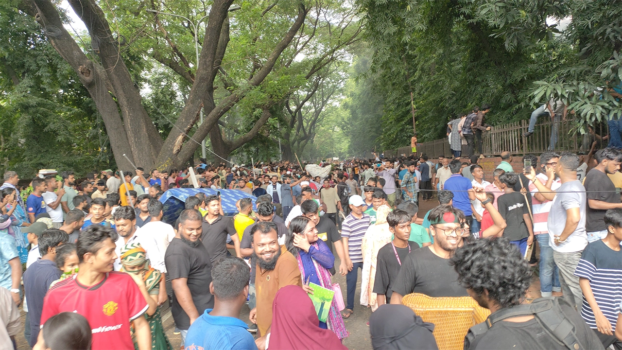 গণভবনে ঢুকছে ছাত্রজনতা। ছবি : কালবেলা