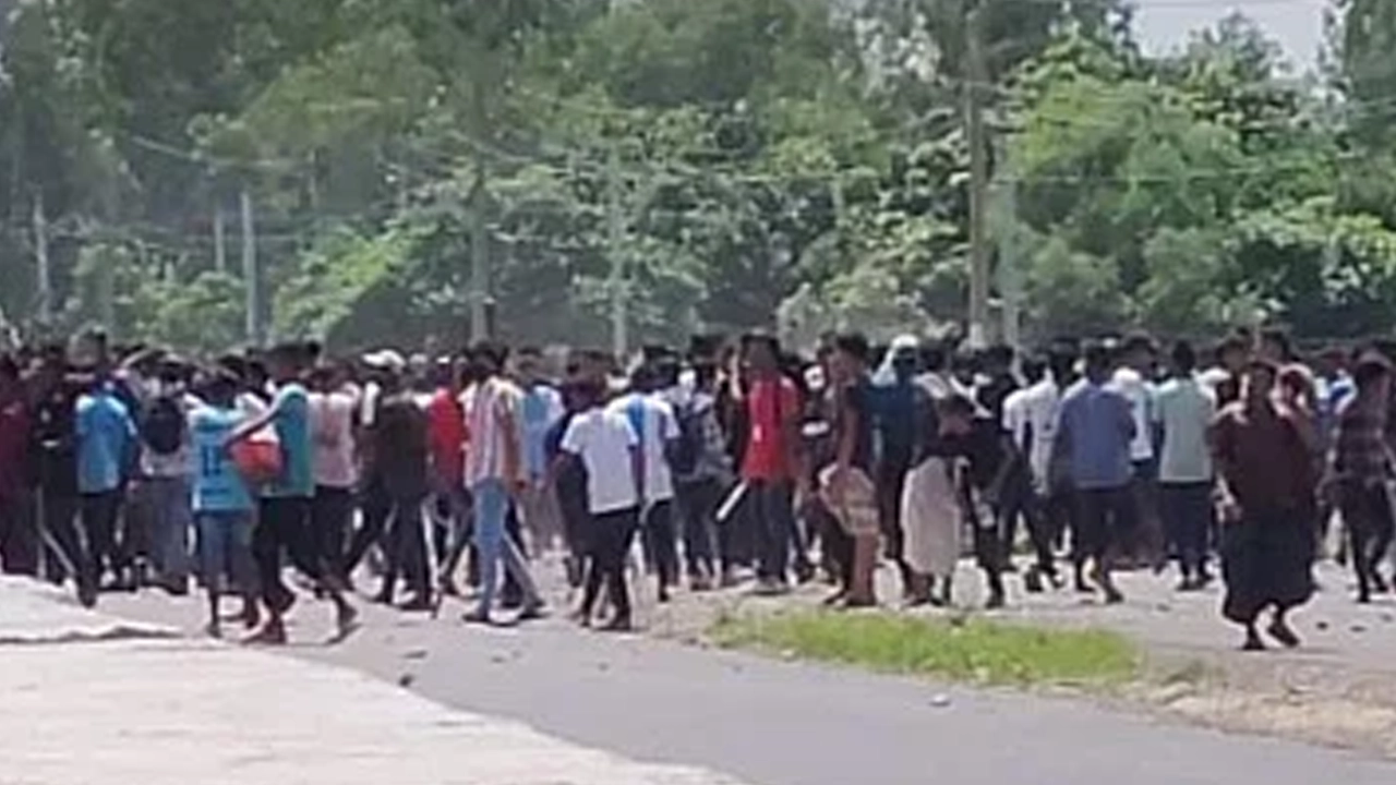 সিরাজগঞ্জে বিক্ষোভ। ছবি : সংগৃহীত