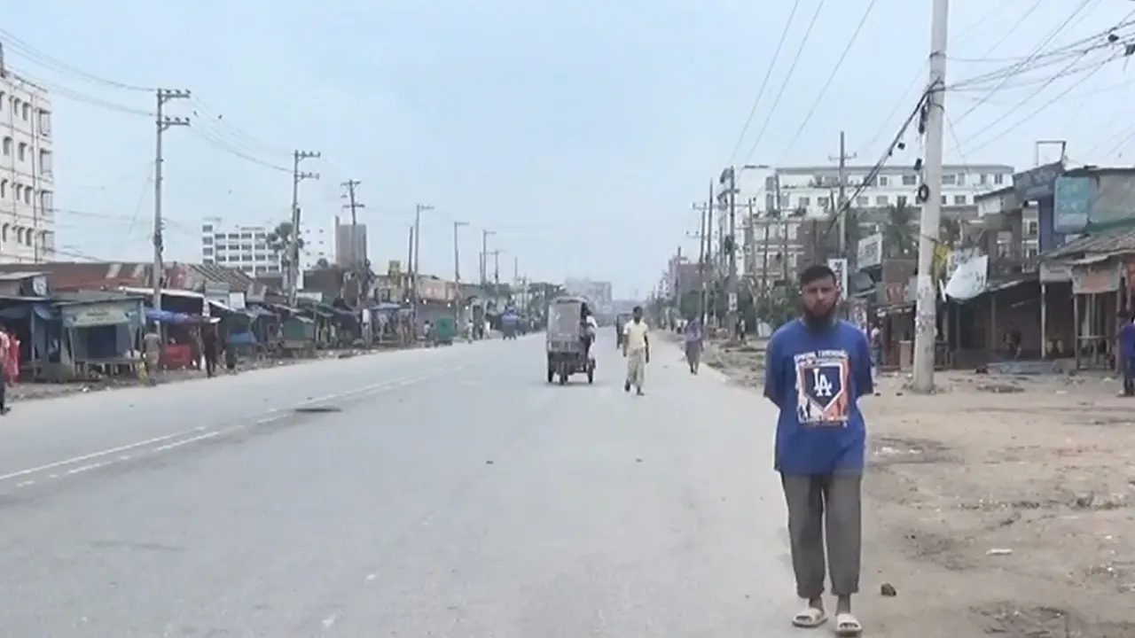 কারফিউর কারণে সড়কে নেই কোনো যানবাহন। ছবি : কালবেলা