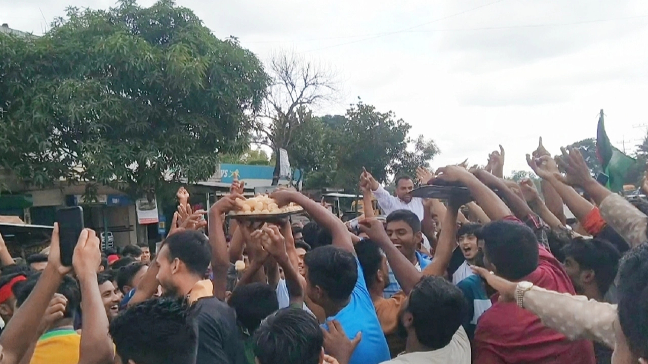 হবিগঞ্জের বাহুবলে ছাত্র-জনতা ও বিভিন্ন শ্রেণি-পেশার মানুষের বিজয় উল্লাস। ছবি : কালবেলা