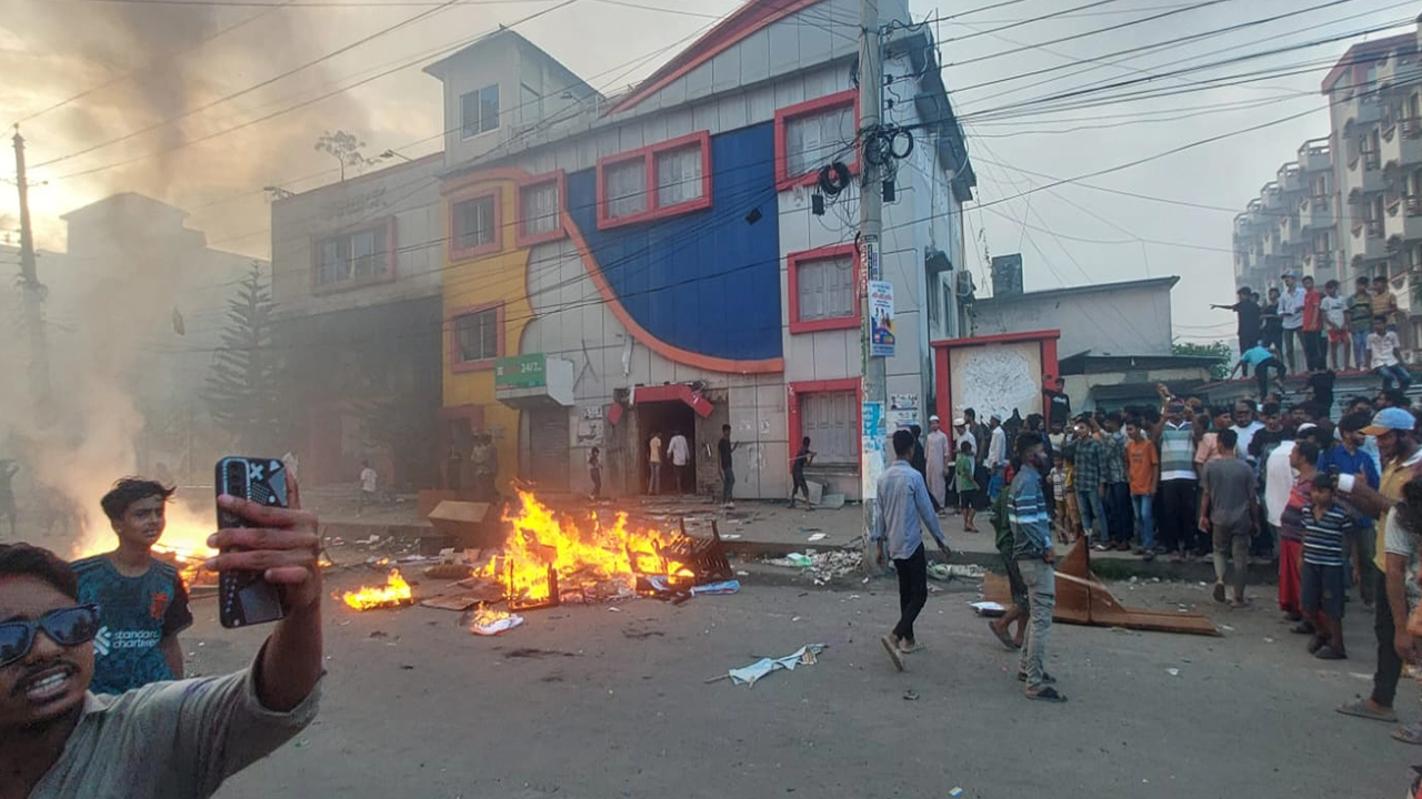 মাদারীপুরে শাজাহান খানের ব্যবসায়িক প্রতিষ্ঠানে হামলা, ভাঙচুর। ছবি : কালবেলা