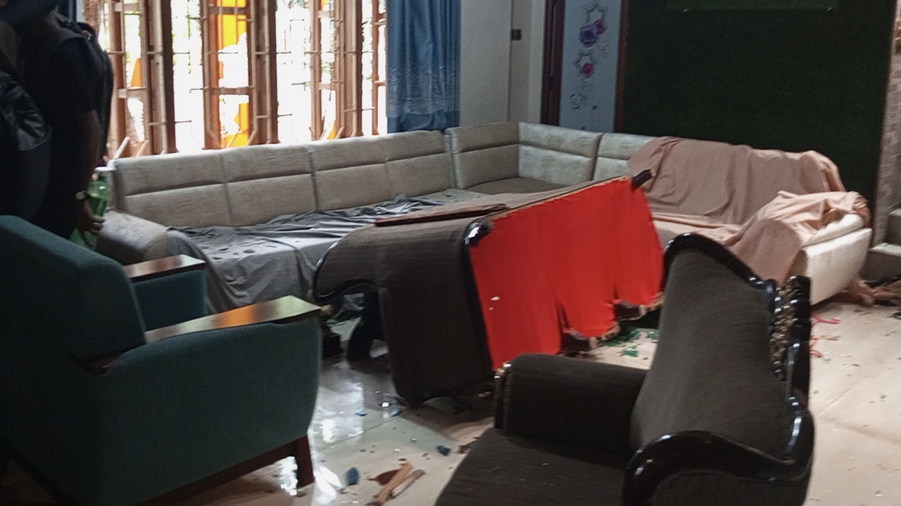 নড়াইল শহরে মাশরাফীর বাড়িতে ভাঙচুর-লুটপাট। ছবি : কালবেলা