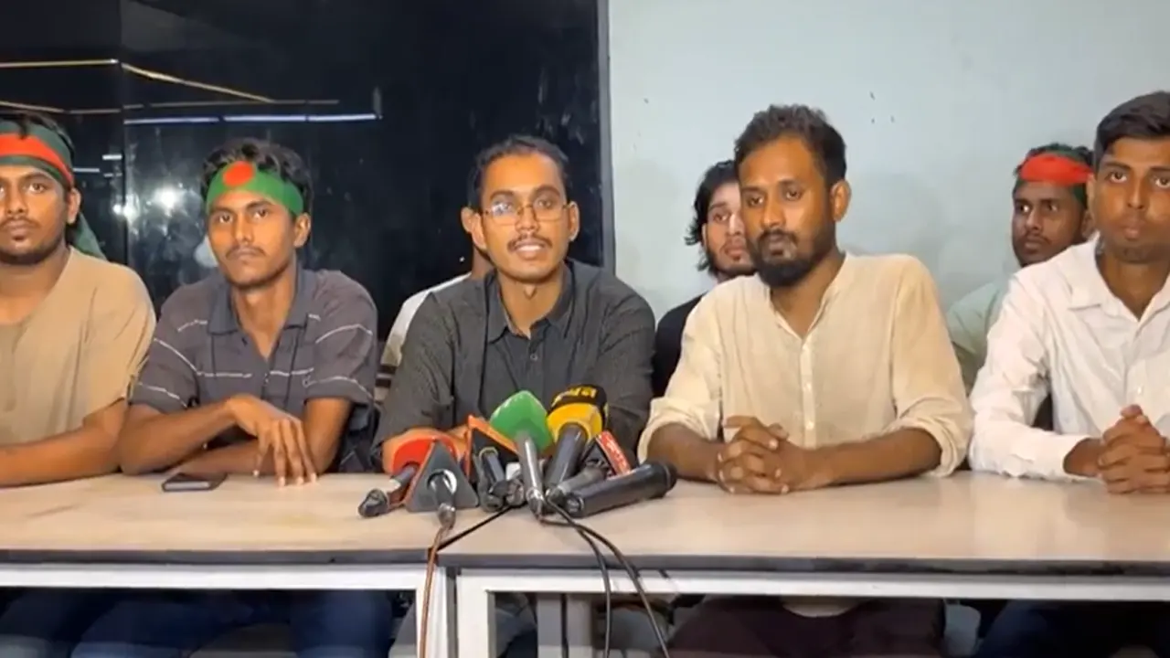 সংবাদ সম্মেলনে আন্দোলনের সমন্বয়করা। ছবি : সংগৃহীত
