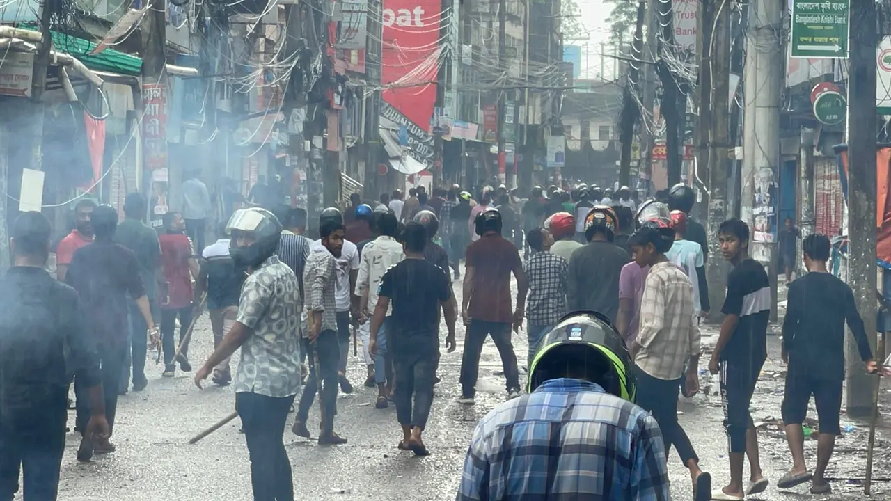 সিলেটে বৈষম্যবিরোধী ছাত্র আন্দোলনে ছাত্রলীগের হামলা। ছবি : কালবেলা