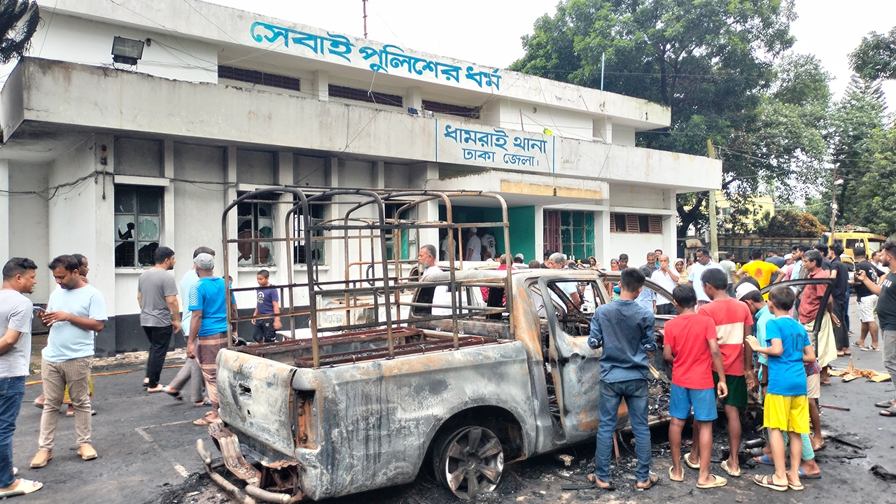 ঢাকার ধামরাই থানার বাইরে গাড়িতে আগুন। ছবি : কালবেলা