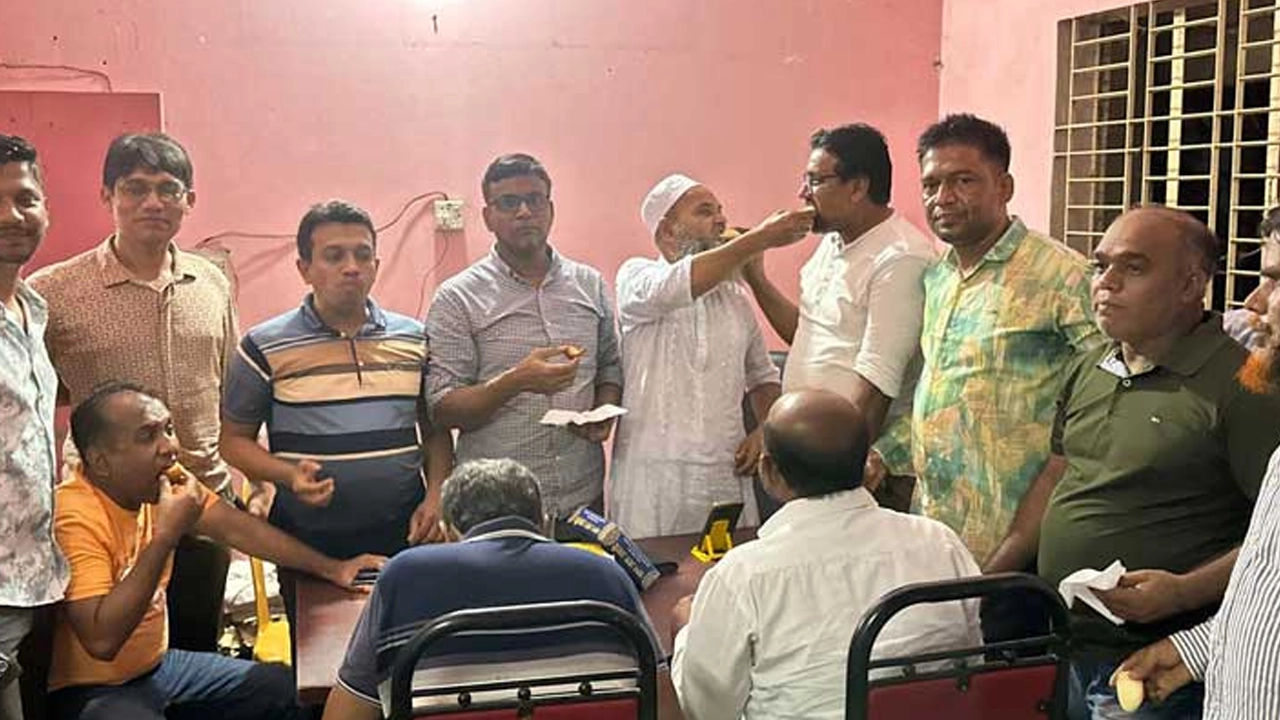 শেখ হাসিনার বিদায়ের খবরে গোপালগঞ্জে মিষ্টি বিতরণ। ছবি : সংগৃহীত