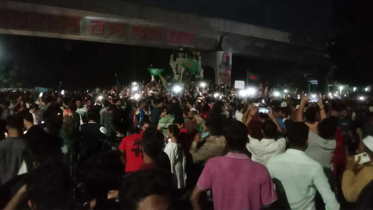 ঢাকা বিশ্ববিদ্যালয়ে বিজয় উল্লাস। ছবি : কালবেলা