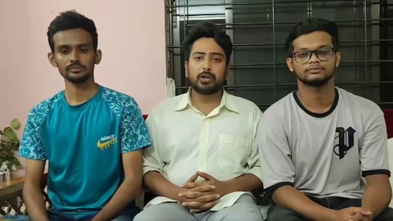 আসিফ মাহমুদ, নাহিদ ইসলাম ও আবু বাকের মজুমদার (বাঁ থেকে)। ছবি ভিডিও থেকে নেওয়া