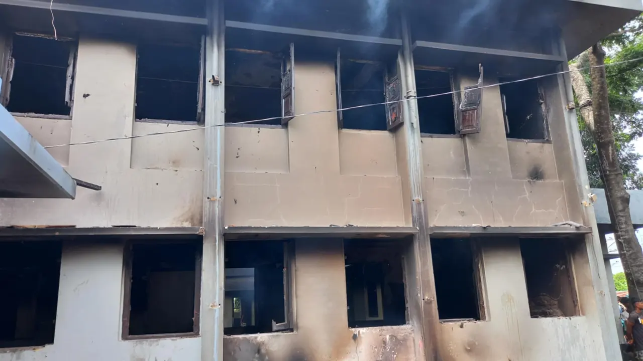 আগুনে পুড়ে যাওয়া একটি ভবন। ছবি : কালবেলা