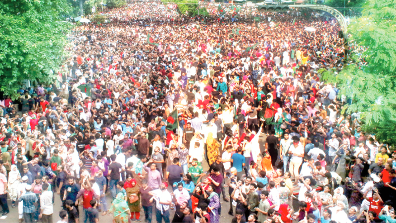 রাজধানীর শাহবাগে ছাত্র-জনতার বিজয়োল্লাস। ছবি : সংগৃহীত
