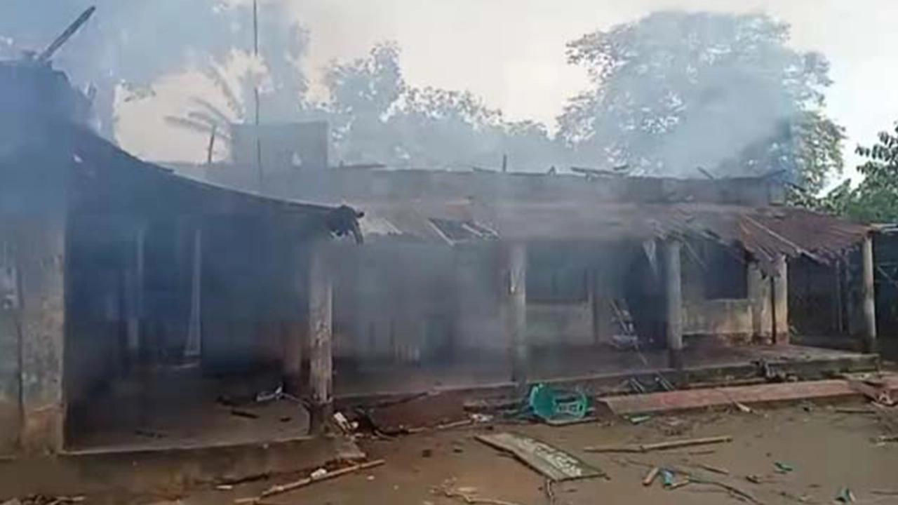 ঠাকুরগাঁওয়ের হরিপুর আওয়ামী লীগের অফিস ভাঙচুর। ছবি : কালবেলা