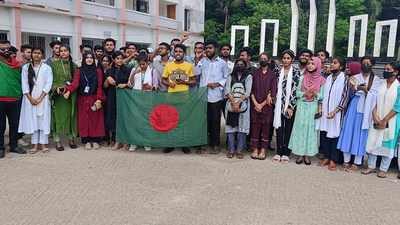 রূপগঞ্জের সরকারি মুড়াপাড়া কলেজের শহীদ মিনারে বৈষম্যবিরোধী ছাত্র আন্দোলনের শিক্ষার্থীরা। ছবি : কালবেলা