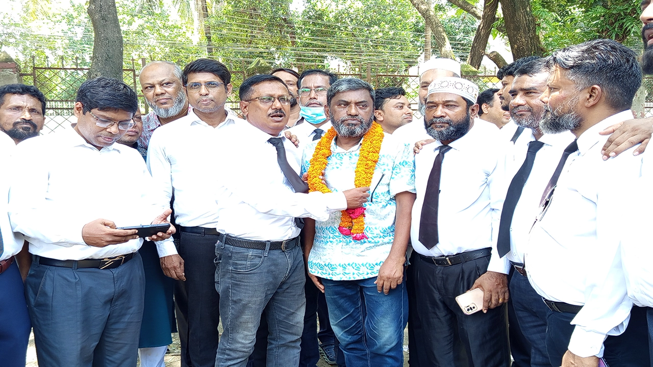 মুন্সীগঞ্জে কারাগার থেকে মুক্তি পাওয়া বিএনপির নেতাদের শুভেচ্ছা জানান কর্মীরা। ছবি : কালবেলা