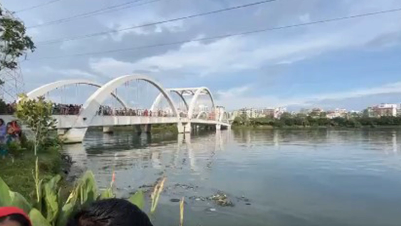বিকেলে পাওয়া লাশটি হাতিরঝিলের এ অংশ থেকে উদ্ধার করা হয়। ছবি : কালবেলা