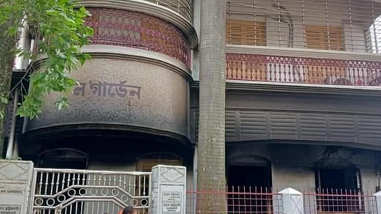 দুর্বৃত্তের দেওয়া আগুনে পুড়ে যাওয়া একটি বাড়ি। ছবি : কালবেলা