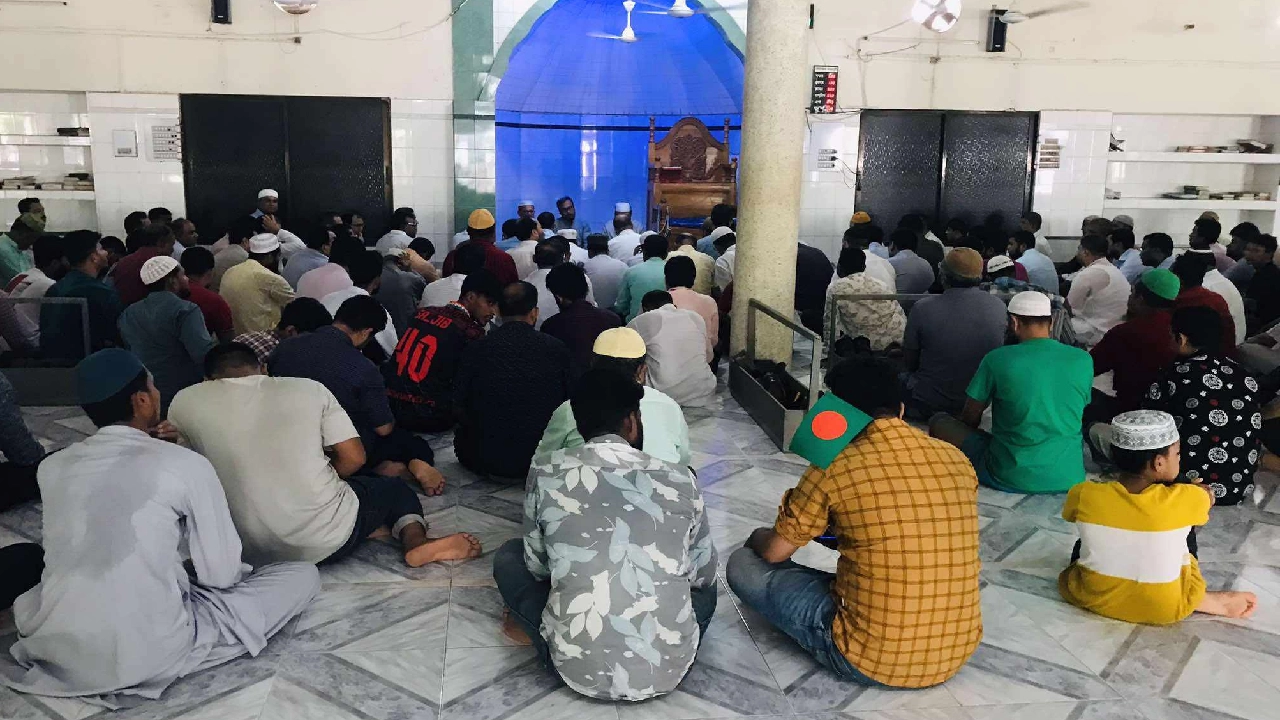 কোটা সংস্কার আন্দোলনে নিহতদের রুহের মাগফিরাত কামনা করে জগন্নাথ বিশ্ববিদ্যালয়ের কেন্দ্রীয় জামে মসজিদে দোয়া ও মিলাদ মাহফিলের আয়োজন। ছবি : কালবেলা