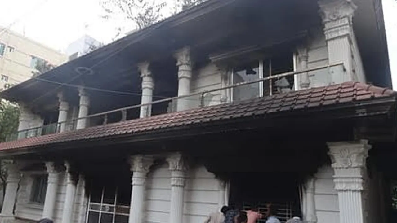 আগুনে পুড়ে যাওয়া এ বাড়ি থেকে মরদেহগুলো উদ্ধার করা হয়। ছবি : কালবেলা