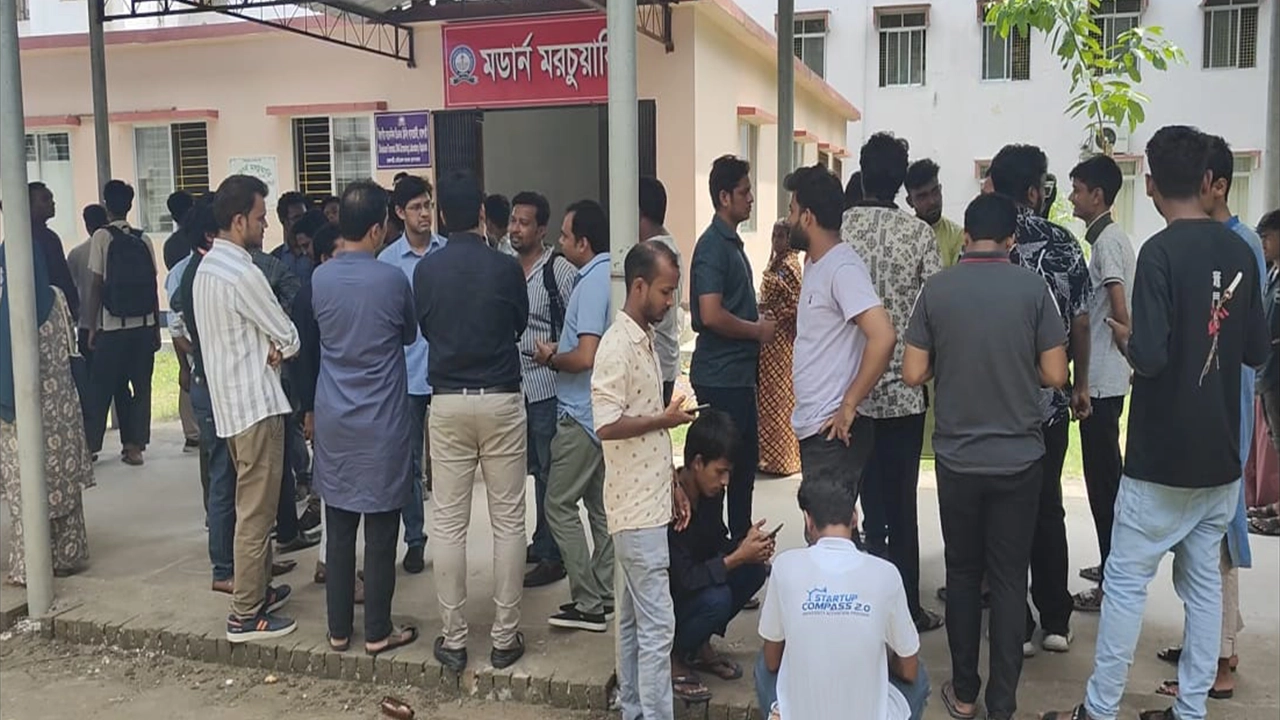 রামেক হাসপাতালে হতাহত শিক্ষার্থীদের দেখতে যায় রাবি সমন্বয়ক ও অন্যরা। ছবি : কালবেলা
