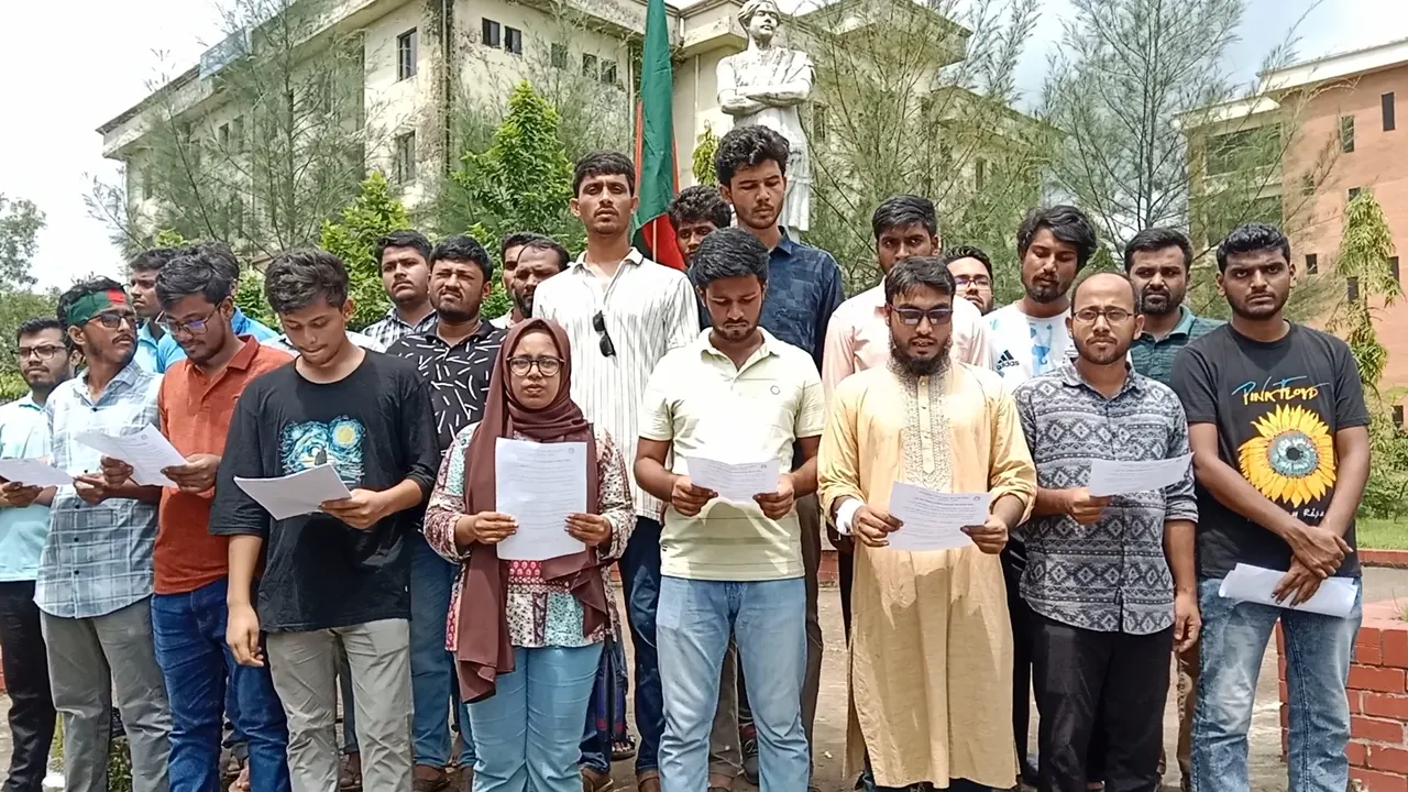 বিশ্ববিদ্যালয়ের নজরুল ভাস্কর্যে বৈষম্যবিরোধী ছাত্র আন্দোলনের নেতারা। ছবি : কালবেলা