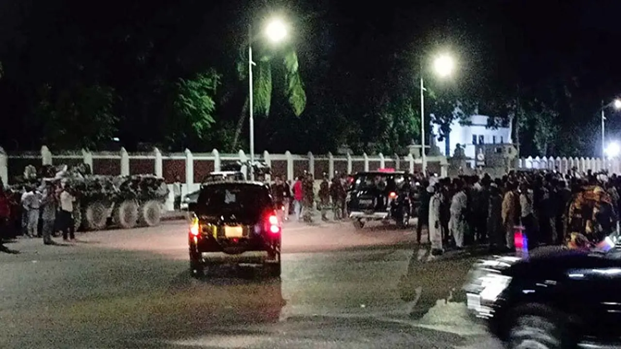 গাড়ি বহর নিয়ে বঙ্গভবনে প্রবেশ তিন বাহিনীর। ছবি : সংগৃহীত