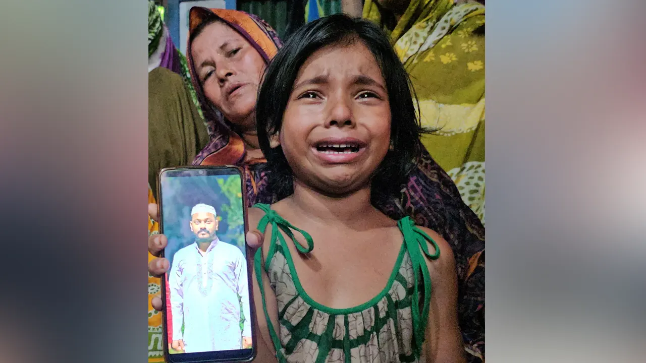 বাবার ছবি দেখিয়ে কান্না করছে নিহত বাদশা রুবেলের শিশুকন্যা নৌফা। ছবি : কালবেলা