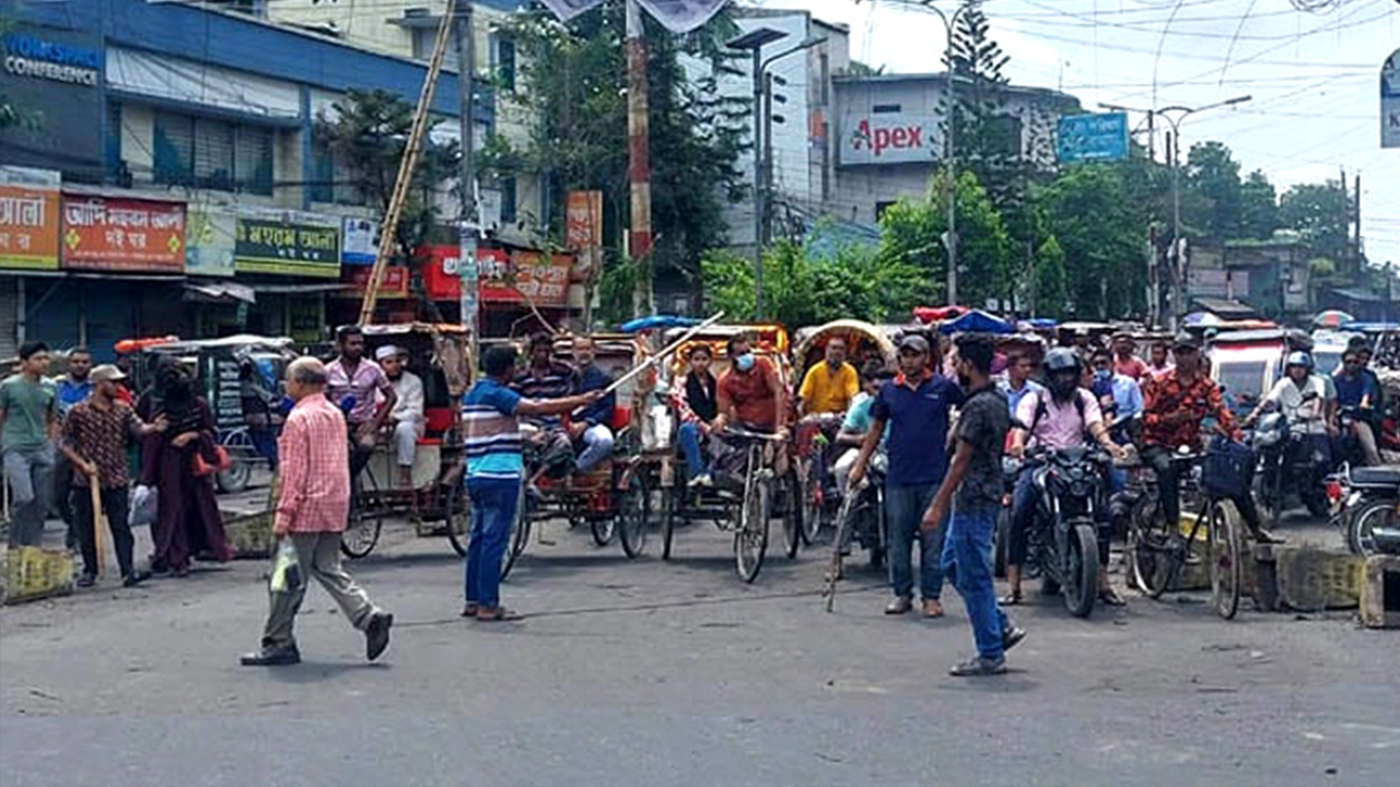 বগুড়ার যানজট নিরসনে মাঠে নেমেছে ছাত্র-জনতা।