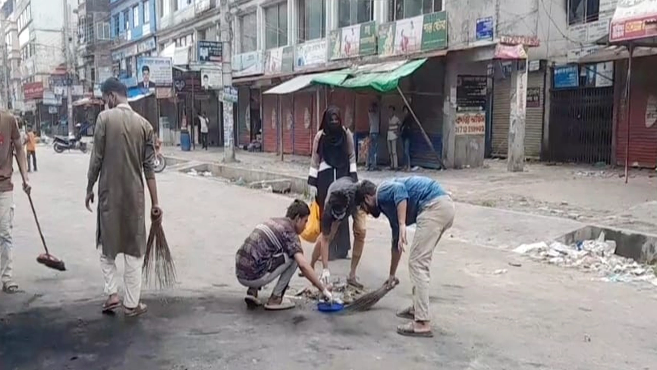 চাঁদপুর শহরে পরিচ্ছন্নতা অভিযান পরিচালনা করেন শিক্ষার্থীরা। ছবি : কালবেলা