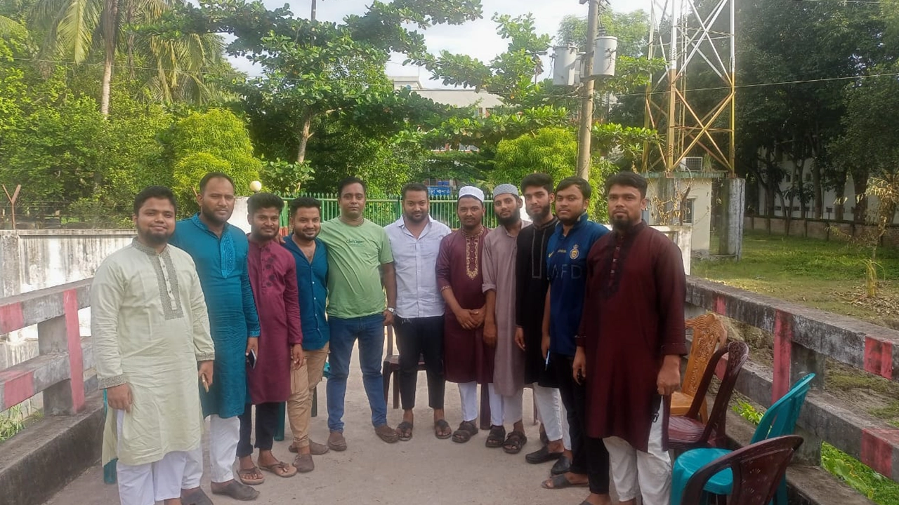 ব্রাহ্মণপাড়া থানার প্রধান ফটকের সামনে পাহারা দেন ছাত্রশিবিরের সদস্যরা। ছবি : কালবেলা