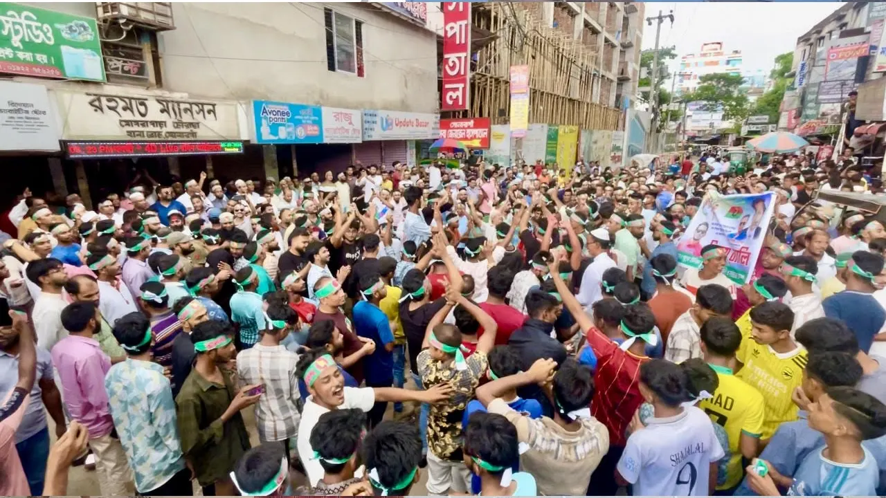 শহীদ হওয়া সবাই এ বিজয় উৎসর্গ করে নারায়ণগঞ্জের সোনারগাঁয়ে আনন্দ র‍্যালি। ছবি : কালবেলা