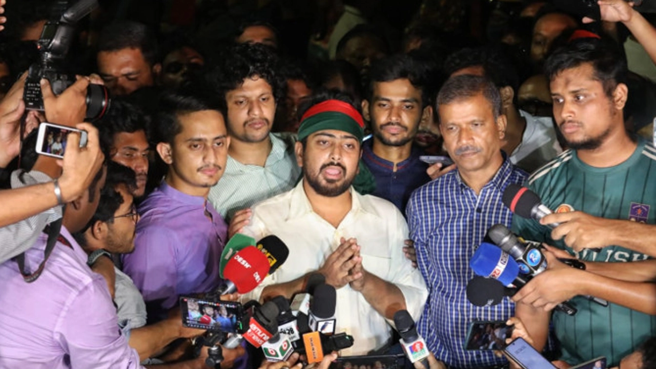 রাষ্ট্রপতির সঙ্গে বৈঠকের পর সাংবদিকদের সঙ্গে কথা বলেন মো. নাহিদ ইসলাম। ছবি : সংগৃহীত