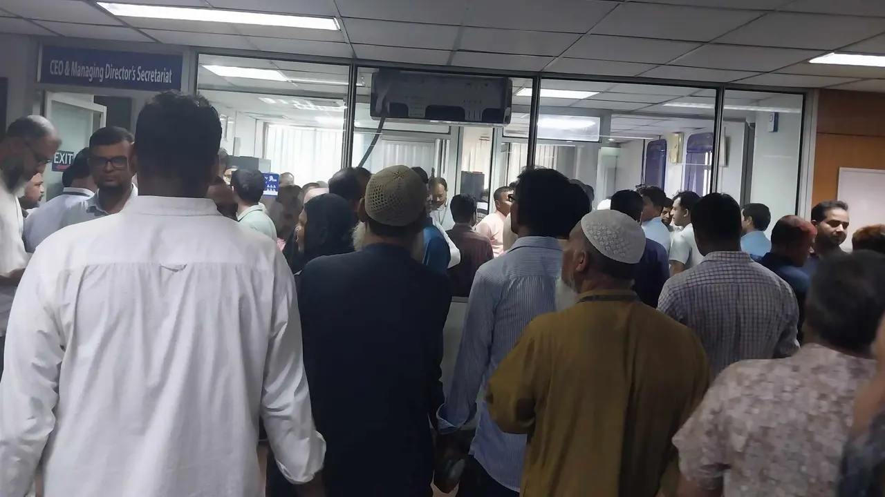 বোনাসের দাবিতে সোনালী ব্যাংকের এমডিকে অবরুদ্ধ করে রেখেছেন ব্যাংকের কর্মকর্তারা। ছবি : কালবেলা