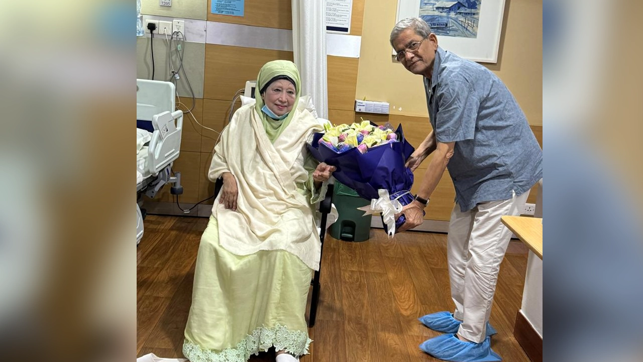 খালেদা জিয়াকে ফুল দিয়ে শুভেচ্ছা জানান মির্জা ফখরুল ইসলাম আলমগীর। ছবি : সংগৃহীত