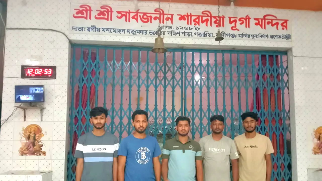 রাত জেগে পাহারা দিচ্ছেন শিক্ষার্থীরা। ছবি : কালবেলা