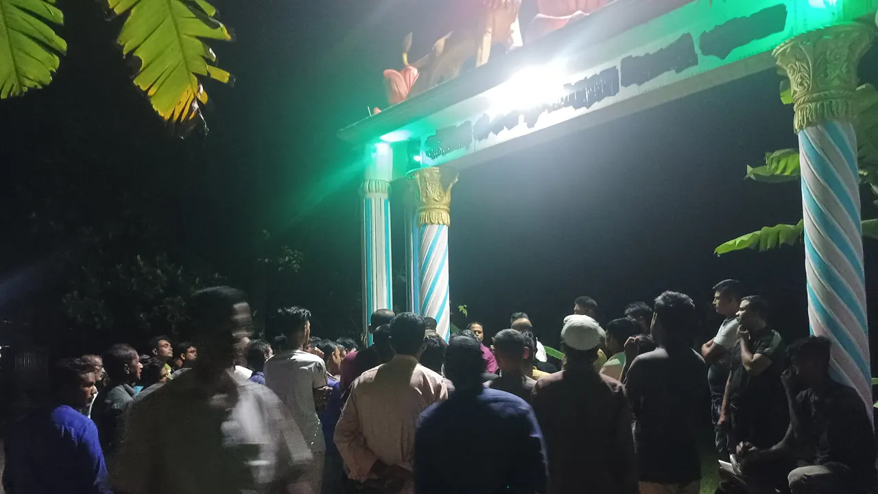 মন্দিরের নিরাপত্তায় শিক্ষার্থী ও সাধারণ মানুষ। ছবি : কালবেলা