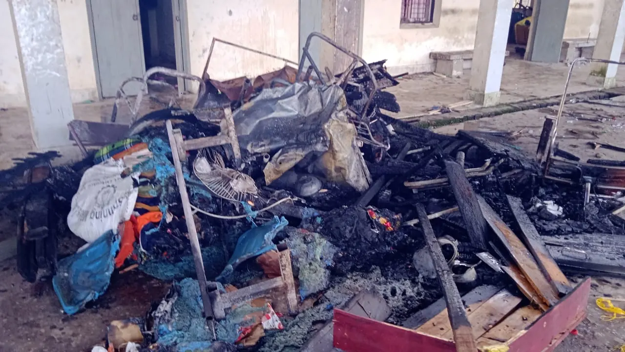 সরকারি অফিসে হামলা করে পুড়িয়ে দিয়েছে বিভিন্ন গুরুত্বপূর্ণ কাগজপত্র। ছবি : কালবেলা