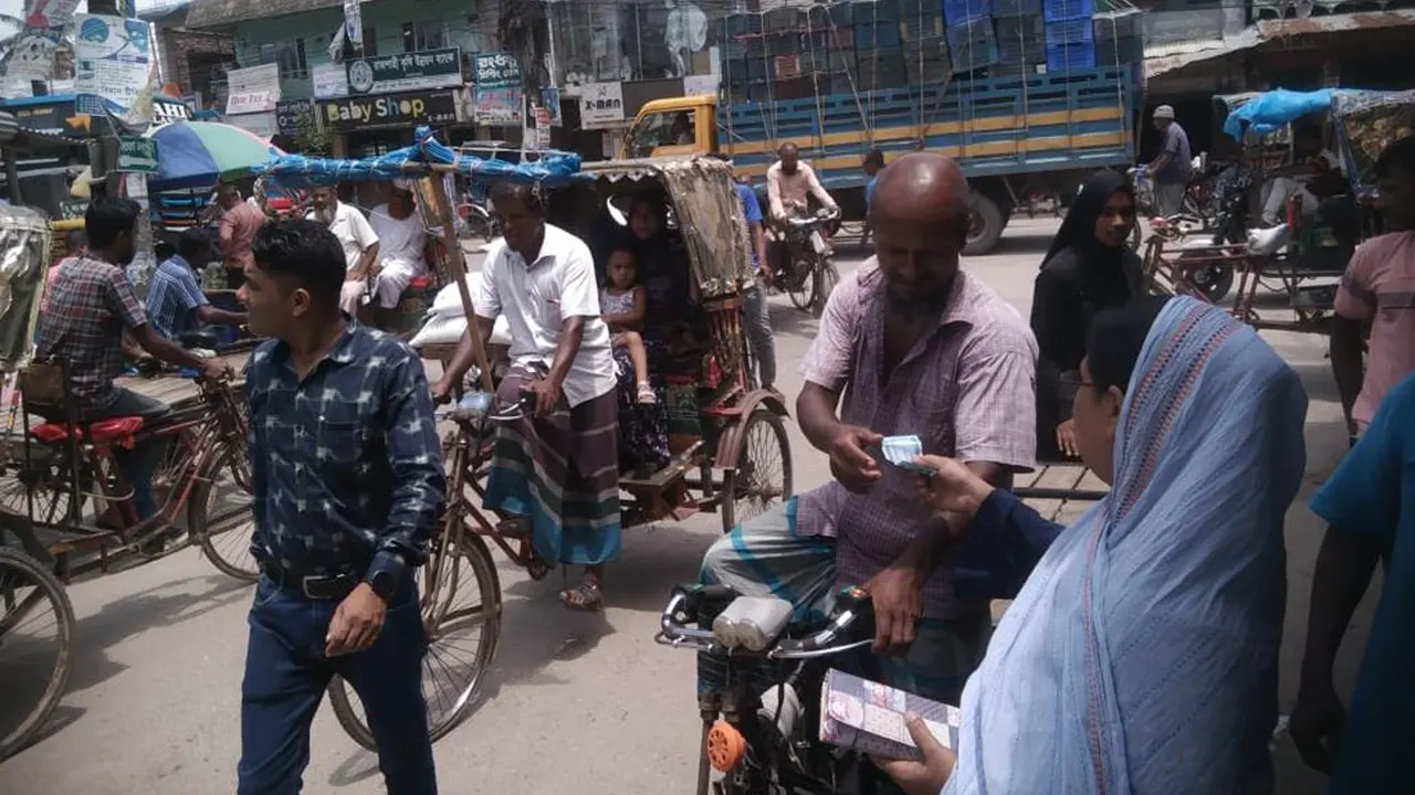 জনজীবন স্বাভাবিক হয়ে আসায় ফুলবাড়ীর বিভিন্ন সড়কে যানবাহন চলছে। ছবি : কালবেলা