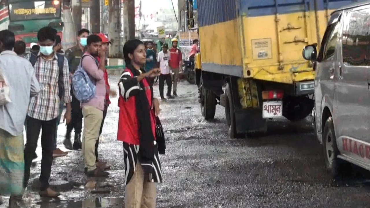 গাজীপুরে সড়কে যানবাহনের শৃঙ্খলা রক্ষায় দায়িত্ব পালনে শিক্ষার্থীরা। ছবি : কালবেলা